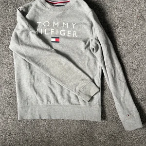 Tommy hilfiger hoodie - Säljer nu denna fina Tommy Hilfiger tröjan då jag har växt ur den. Skick 7/10. Tveka inte med att ställa frågor.