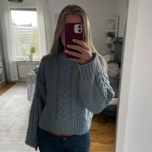 Ljusblå stickad tröja  - Jättefin och söt stickad tröja som är i jättebra skick och väldigt varm/tjock. ❤️