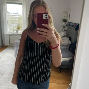 Randigt linne  - Snyggt randigt linne i väldigt bra skick. Hör av dig om du vill undrar någpt. ❤️