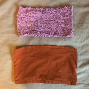 Croppade tubetops  - Säljer två stycken tube tops i storlek XS och S, den lila är i XS men är väldigt stretchig. Kan säljas separat också, 40kr för båda och 20kr för en. 