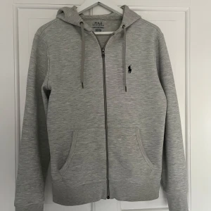 Ralph lauren hoodie  - Säljer en Ralph lauren hoodie i storleken xs, men passar på dig som är mellan 170-178 beroende på hur man vill att den ska sitta. Skick 9/10.