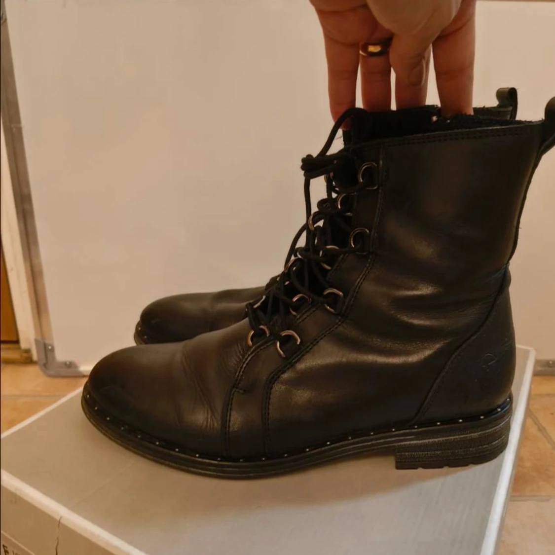 Svarta stövlar  - 92