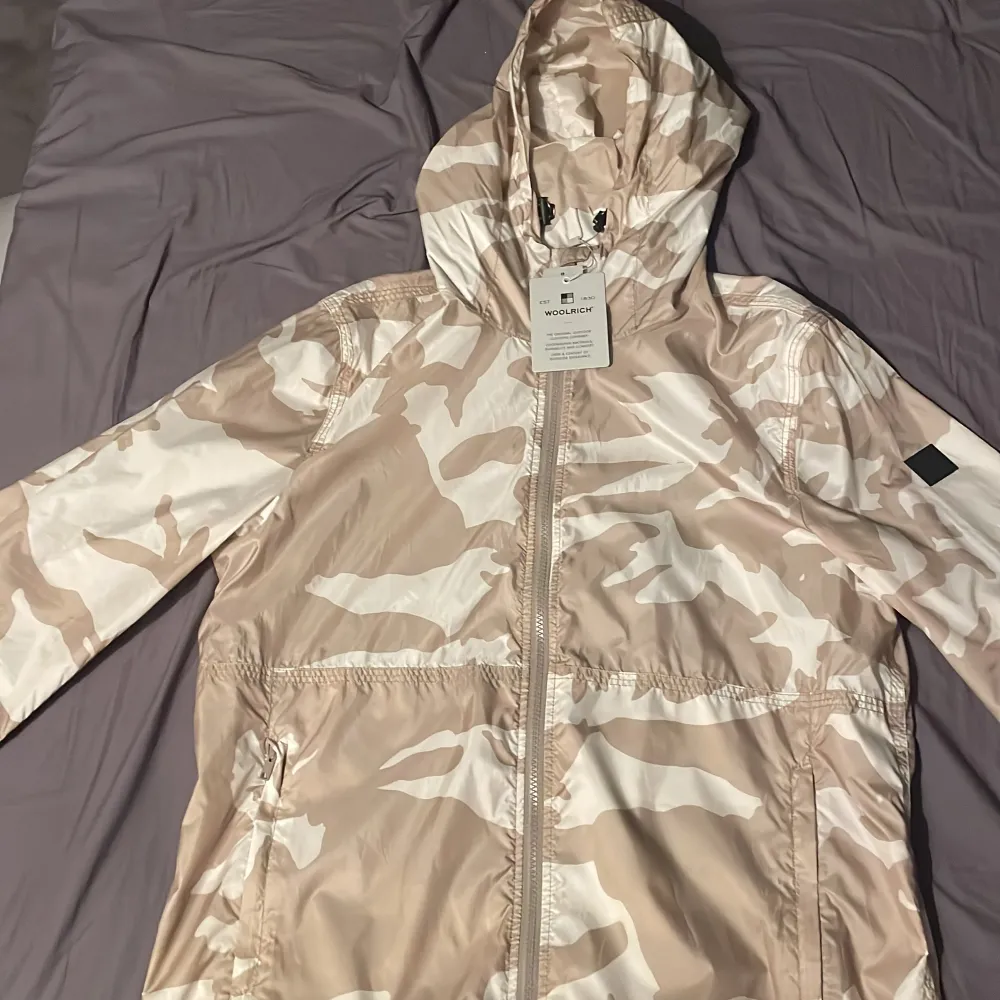 Woolrich camo windbreaker, ny skick (endast provad) storlek L men sitter som M perfekt för vår och höst väder, säljs inte längre. Jackor.