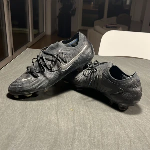 Nike phantom FG Elite  - Nike fotbollsskor bra skick endast använd 10 gånger på gräs. Väska till skor och skobox följer med !