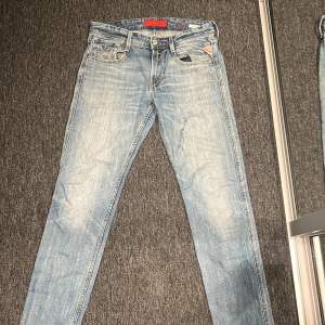 Hej, säljer dessa äldre replay jeans eftersom dem inte kommer till användning längre och zipen funkar 80%, skick 7/10 eftersom att hålen som egentligen ska va där är igensydda(Inget man tänker på eller får kommentarer om) men därav priset. Hör av er