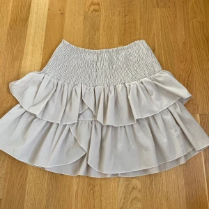 Neo noir kjol - Sååå snygg neo noir kjol!! Har en liten defekt men det är inget man tänker på när man har på sig kjolen!🥰