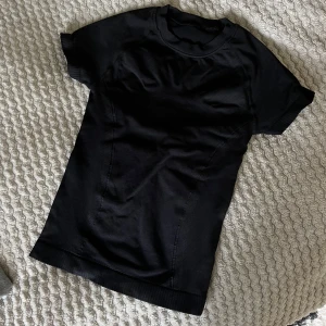 Träningstopp - Sitter tight , stretchigt material 