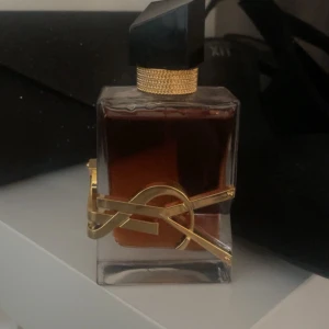 Yves Saint Laurent Libre Le Parfym - Säljer denna Yves Saint Laurent Libre Le parfym i 50 ml då den inte kommer till användning. Använd få gånger som man kan se på bilderna 🧡🖤 Nypris 1700 mitt pris 800.