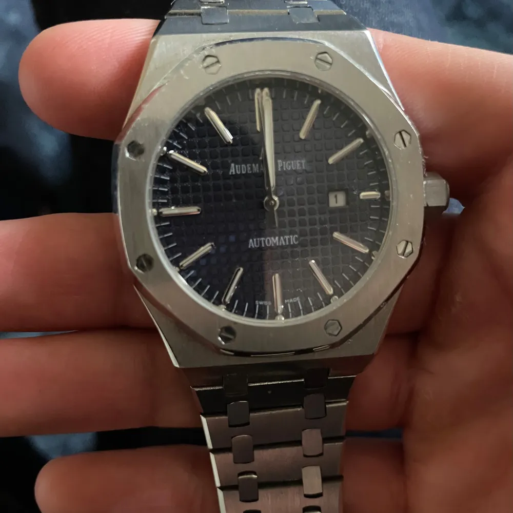  Audemars Piguet  Behöver nytt batteri samt går inte att stänga hela vägen enkel fix . Annars bra skick.. Accessoarer.