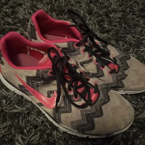 Nike skor - Fina nike skor i storlek 38, säljer eftersom dom tyvärr inte passar längre. Perfekta till inneidrott som är vad jag har använt dom till så bra skick men såklart använda. Skriv vid frågor och priset kan diskuteras.