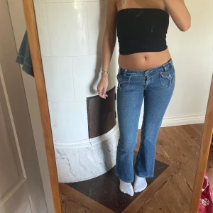 Lågmidjade vintage jeans  - Midjemått( rätt över): 38cm  Inerbenslängd: 80cm   Köp dem via ”KÖP NU” eller Swish  Modellen är 170 cm, inga defekter 💕  