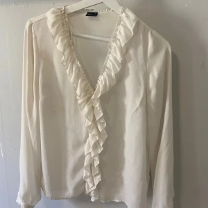 Vit blus från gina - Fin blus från Gina 🎀 storlek xs men passar s med 