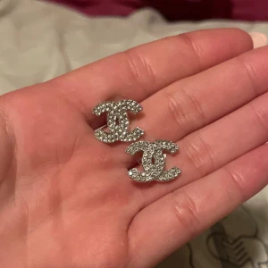 Örhängen  - Säljer dessa örhängen! Vid eventuella frågor eller funderingar kom privat 💓