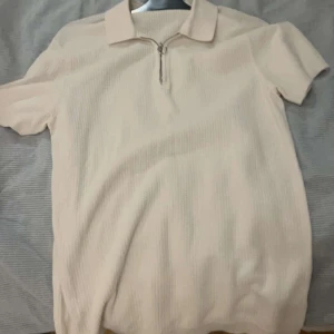 H&M piké  - Skön H&M piké i storlek M. Tröjan är i ett bra skick och billig. 