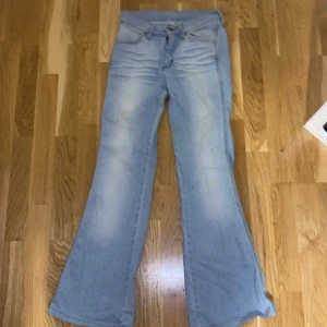 Ljusblåa bootcut low jeans - Superfina ljusblåa jeans med fina fickor, de är i bra skick och bara använt några gånger❣️ Hör av er om ni är intresserade💗