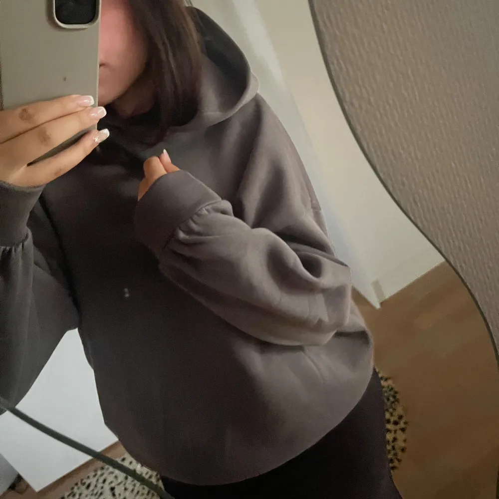 Superskön grå hoodie i nytt skick!!💗💗🥹passar s/m. Hoodies.