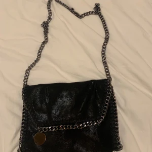 Kedjeväska - Säljer en väska som jag fick i julklapp, bra skick 💓inuti väskan är det leopard print