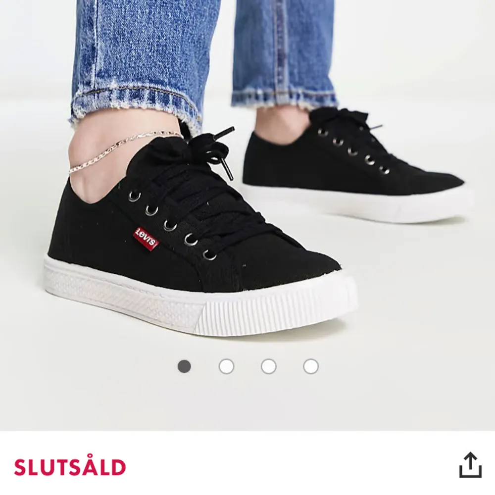 Säljer dessa slutsålda Levis skorna som är i fint skick.. Skor.