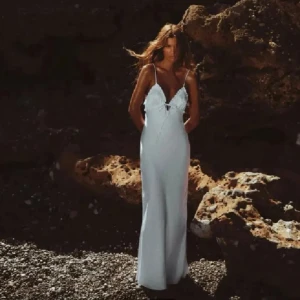 Vit satinklänning  - Säljer denna klänning igen då förra köparen inte var seriös.  Klänningen är en vit satinklänning från zara med fina detaljer. Tänkte ha denna klänning till min studentintagning men tyvärr passade den inte mig så bra. Helt oanvänd och lappar kvar!