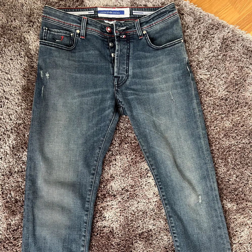 Säljer nu  dessa sprillans nya Jacob Cohen jeans.  Skicket är 10/10 (Använda 1 gång)  Strlk 32 i modellen bard.  Alla slitningar är design.  Extremt rare patch!  Bara att höra av sig med frågor! . Jeans & Byxor.