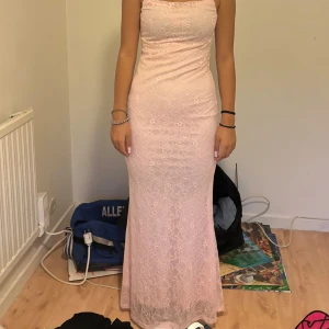 Spets klänning  - Helt ny, Aldrig använt, den passar perfekt för en middag med kompisar eller en utekväll 💞