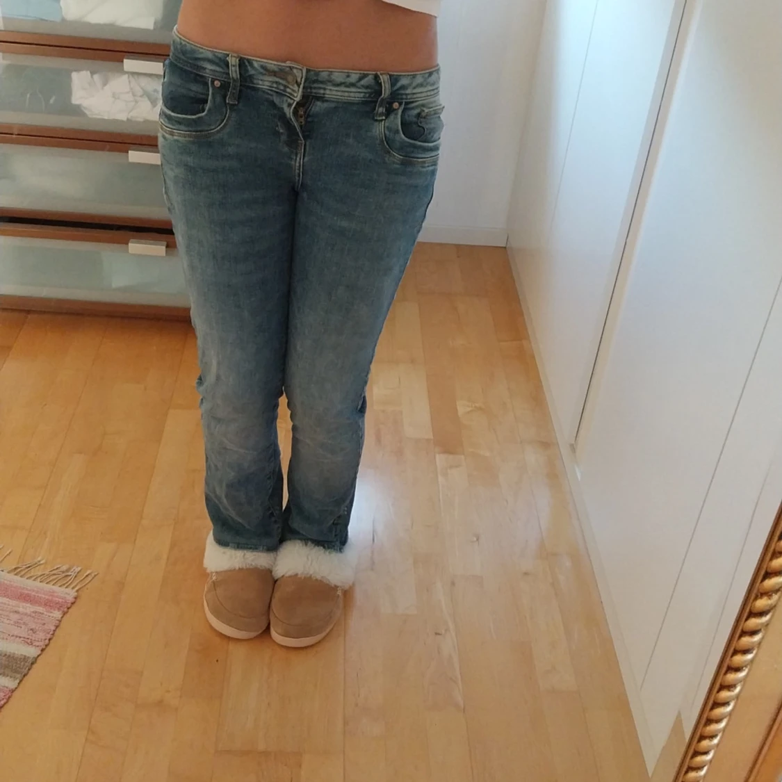 Blå jeans med bootcut