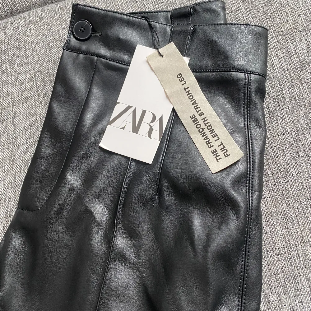 Helt oanvända byxor från Zara i skinnimitation. Innerbenslängden är 81 cm. . Farkut & Housut.