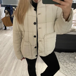 Vadderad jacka  - Köpt i våras men aldrig kommit till användning! Varm nu till hösten🙌🏼🙌🏼 Storlek Xs men stor i storleken!