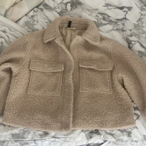 Teddy jacka hm - Storlek s, perfekt nu till hösten🍁Säljer pga att jag tycker den är lite kort för mig