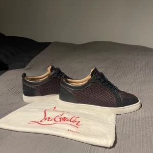 christian louboutin  - Säljer christian louboutins  Size 39 men passar större   endast dustbag medkommer   Inga innersulor medkommer Vissa byten kan vara intressanta 