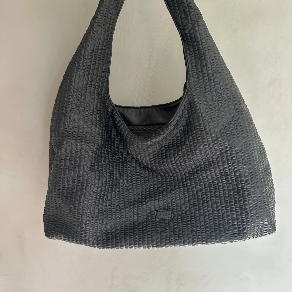 Axelremsväska från NA-KD