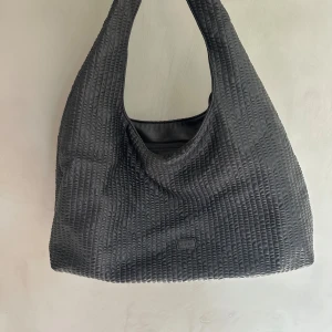 Axelremsväska från NA-KD  -  Axelremsväska från nakd med dragkedja. Bra skick med två innerfickor. 