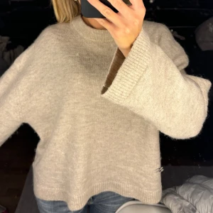 Stickad tröja - Super gosig stickad tröja, har inte kommit till användning därför säljer jag!💕