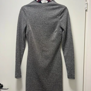 Kortklänning med långa armar.  - Perfekt höstklänning från Mango.  Storlek xs