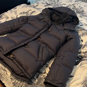 BOOMERANG VINTERJACKA DAM - En mycket varm och bekväm vinterjacka av BOOMERANG i storlek S.   Passar dig som är 155cm eller längre.  Skick 9/10 inga defekter eller märken.  