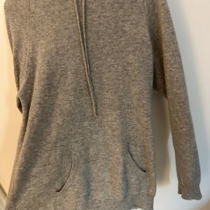 Grå Cashmere davida hoddie - Säljer denna grå hoddie i 100% Cashmere från davida. Storlek M men sitter som L. Nypris 2700kr Mitt pris 799
