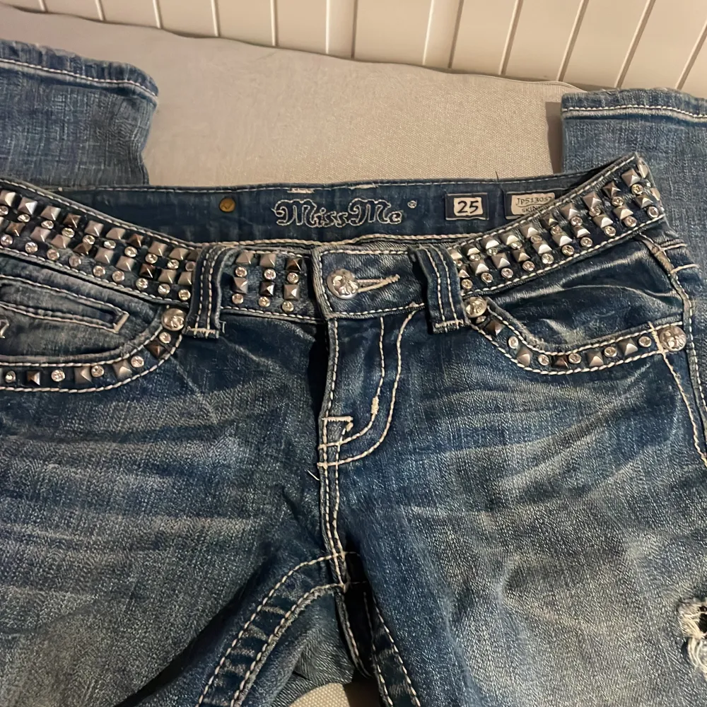 Hej , jag säljer nu mina miss me jeans på grund av att dom är för små❤️skulle säga att dom är xs❤️pris kan diskuteras skriv för mer bilder. Jeans & Byxor.