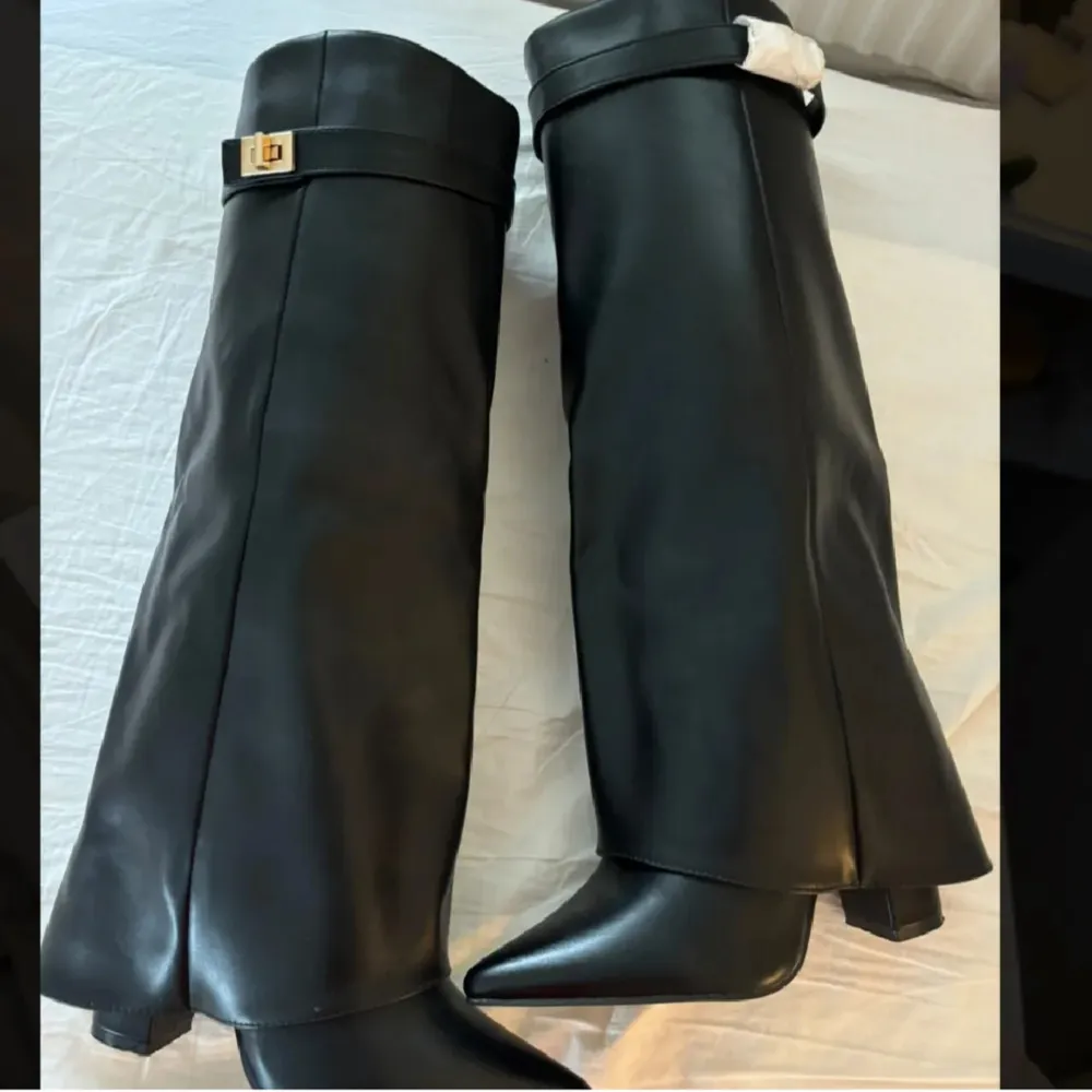 Boots med klack & guld detalj. Väldigt fina och aldrig använda.  Nypris 1100kr !!. Skor.