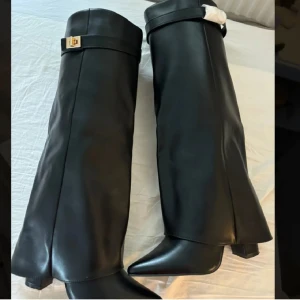 Givenchy liknande boots - Boots med klack & guld detalj. Väldigt fina och aldrig använda.  Nypris 1100kr !!