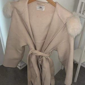 Beige Päls kappa - Säljer min fina päls kappa då jag inte använder den längre köpt på Dennis Maglic🩷 Nypris 5999 Äkta päls