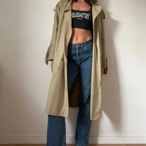 trenchcoat - grön khaki trenchcoat knappt använd