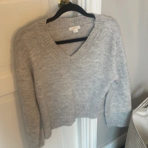 Stickad tröja - Säljer denna tröja från Gina Young i storlek 146/152 då den inte kommer till användning längre. 