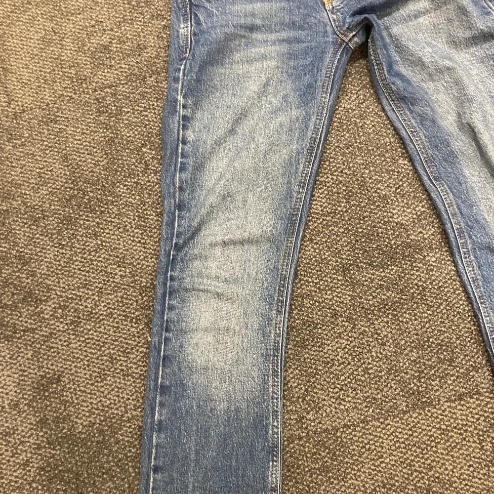 svin snygga bootcut jeans, sparsamt använda💗midjemått rakt över 38/39 cm passar bra i längden på mig ja är 163 ish, nypris 1 100 pris kan  diskuteras. Jeans & Byxor.