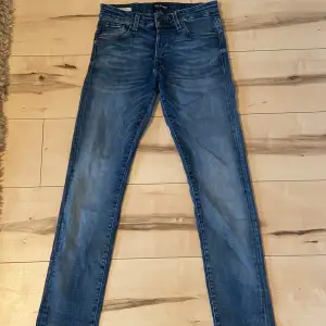 Säljer nu dessa feta jeansen av märket Jack & Jones Modell Slimfit/glenn Storlek 29/30 Väldigt bra skick 