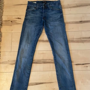 Slimfit/glenn - Säljer nu dessa feta jeansen av märket Jack & Jones Modell Slimfit/glenn Storlek 29/30 Väldigt bra skick 