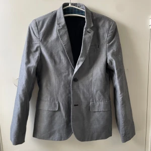 Kavaj  - Tja säljer denna kavajen från HM som inte kommer till användning Storlek 13-14 år så typ S :) skick 9/10  Hör av er vid funderingar 🙌