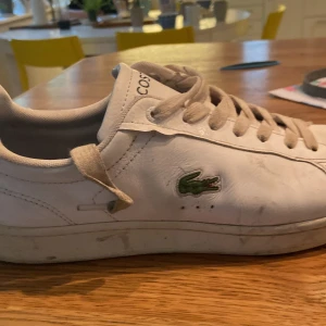 Det är Lacoste skostorlek 41 - Lite använd och men dom är bra 