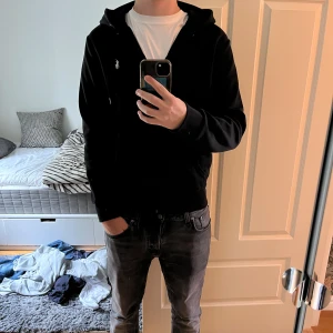 Ralph lauren zip hoodie - Riktigt fet knappt använd raffe zip hoodie. Hann knappt använda innan ja växte ur den därför är den i nyskick. Qr kod finns nypris 2100