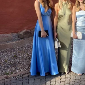 Balklänning  - Mycket fin figursydd klänning i ett ljusblått satinmaterial. Endast använd en gång och jag säljer då jag känner att jag inte får användning för den. Klänningen är köpt i Danmark - butiken Magasin för 3000kr.  Jag är 172cm. Prutning går! 