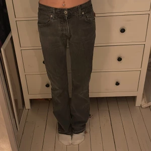 Jeans - Superfina jeans mot det lågmidjade hållet! De är i bra skick! Skulle säga att de är bootcut ned mot benen! Storleksmässigt så skulle jag säga S! Jag är 165 cm. Hör av er vid fler frågor!